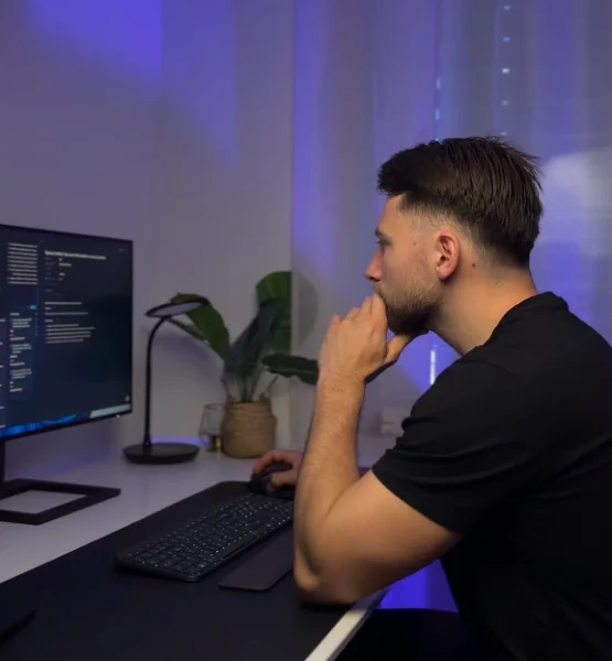 Severin konzentriert bei der Arbeit am Bildschirm